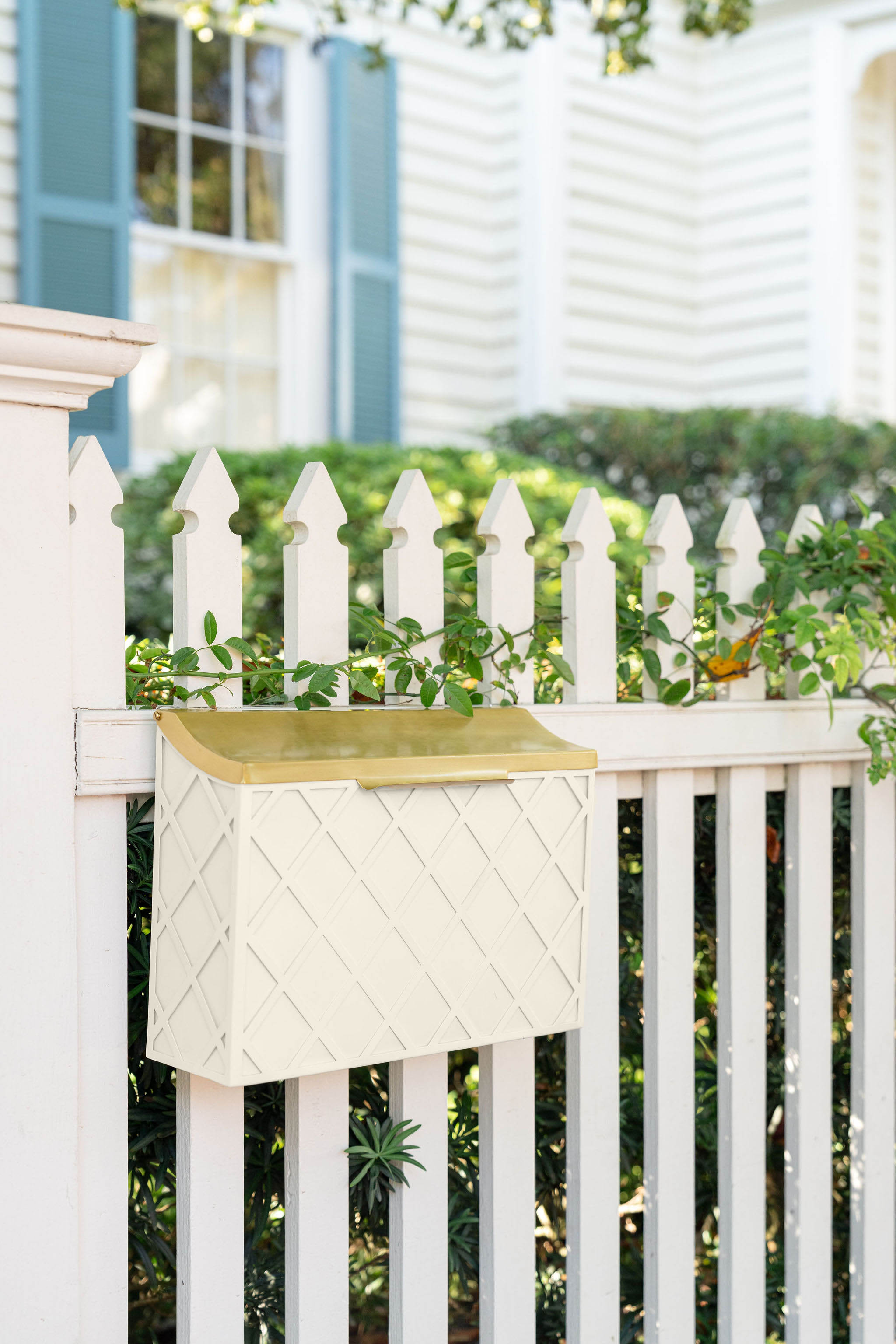Wall-mount Mailbox in Trellis White