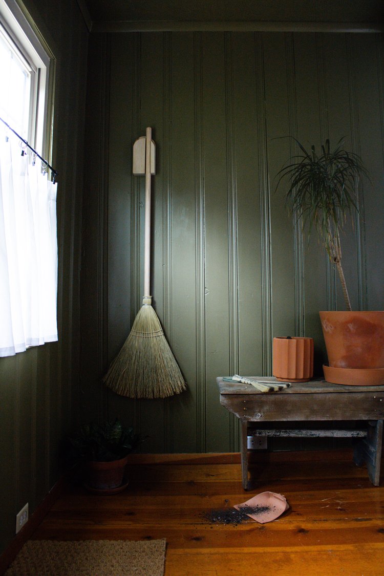 Dutch Broom Hanger