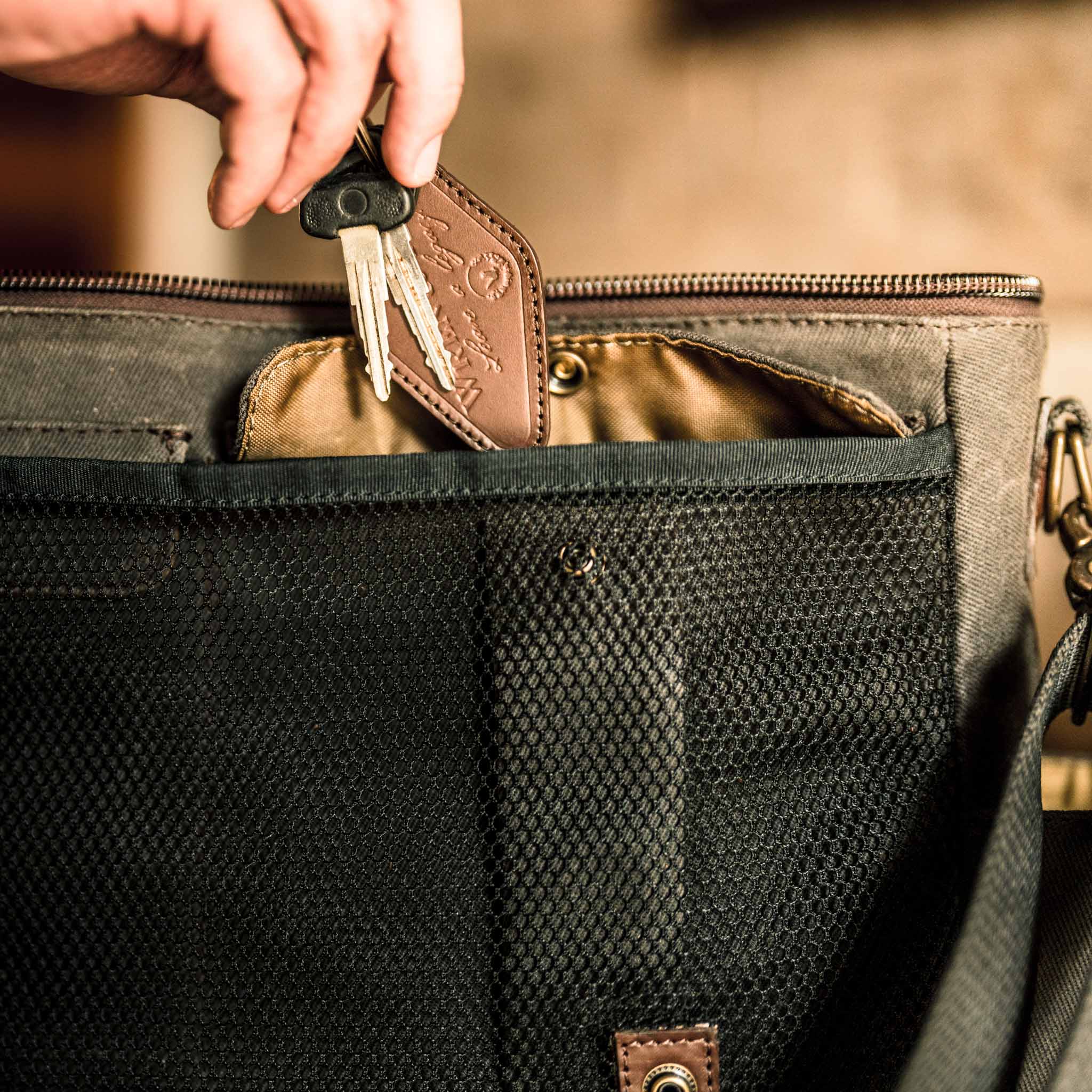 COMMONWEALTH FIELD BAG