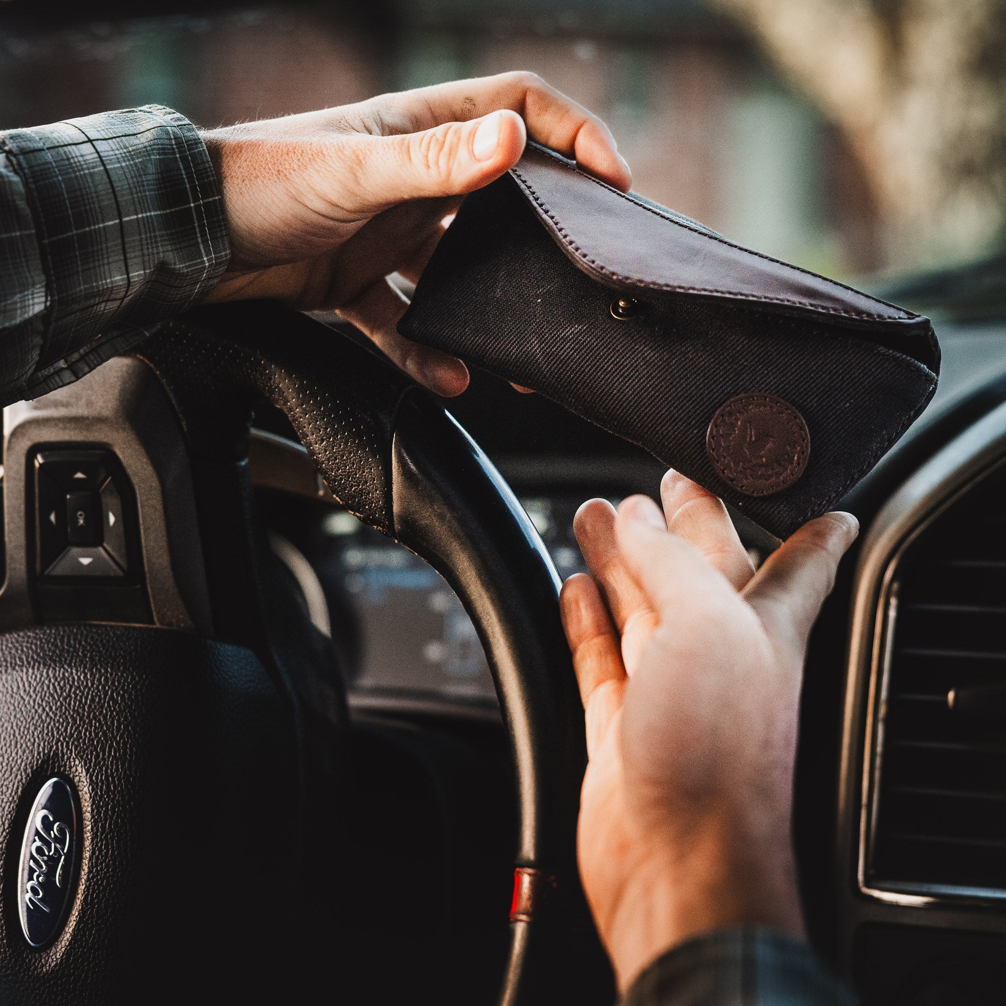 ESSENTIALS EYEWEAR CASE