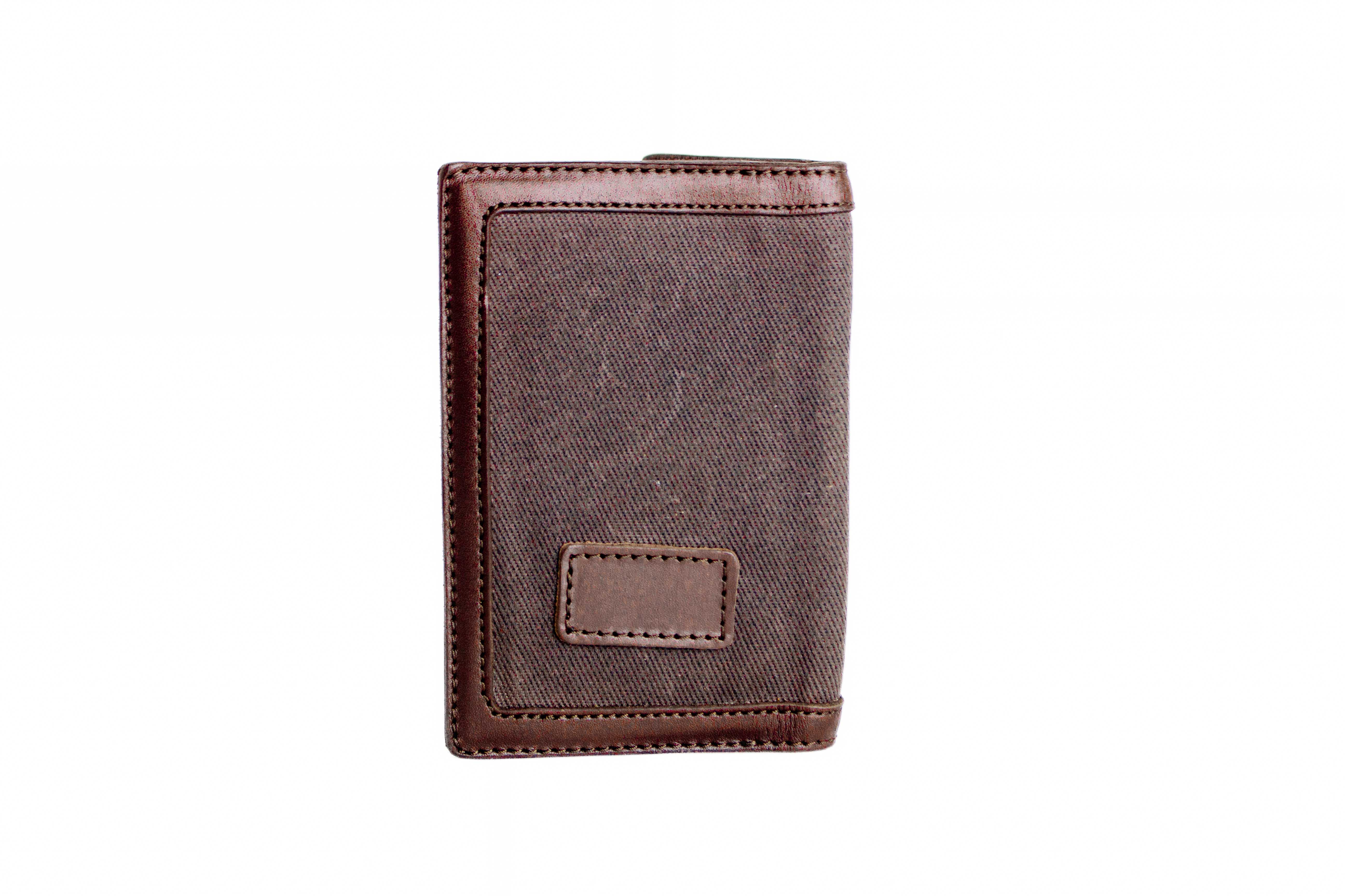ESSENTIALS PASSPORT COVER