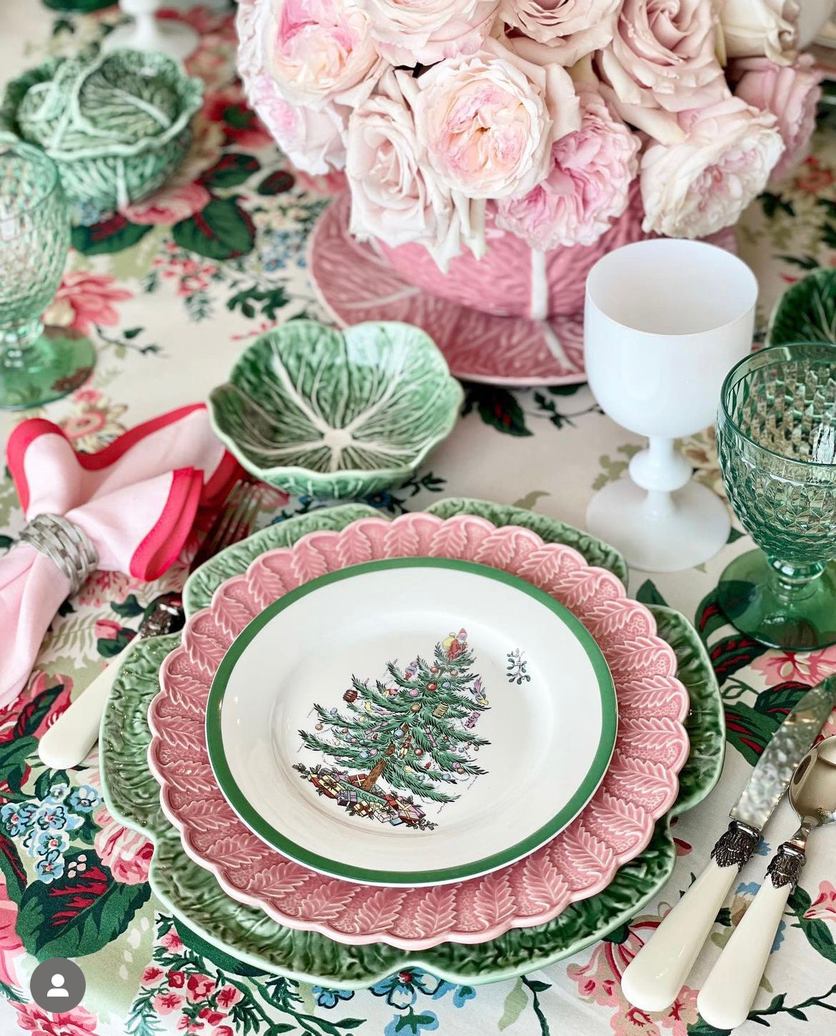 Linen Scalloped Square in Peony Pink with Rosebud Red