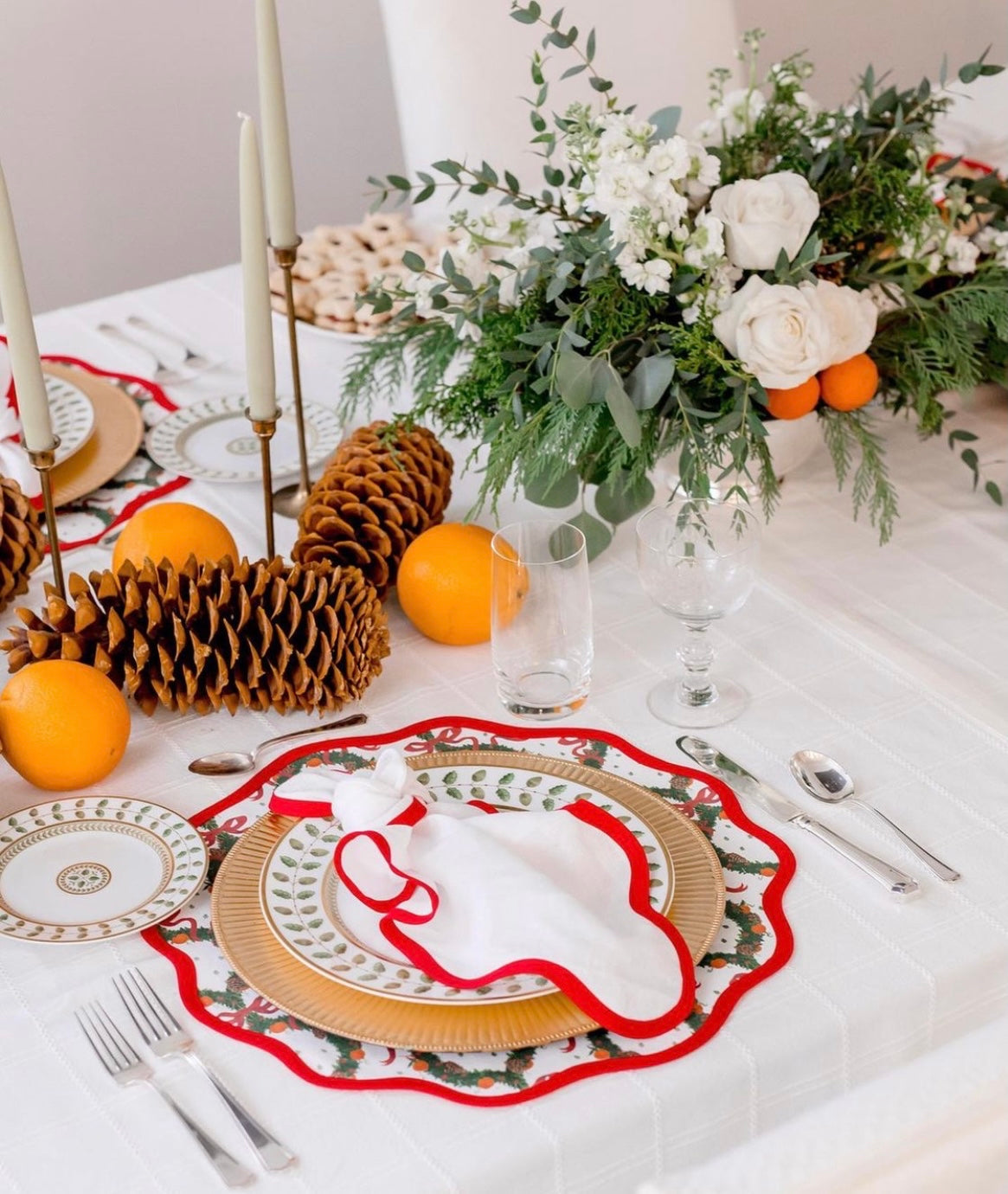 Round Scalloped Placemat in Holiday Wreath - Rosebud Red