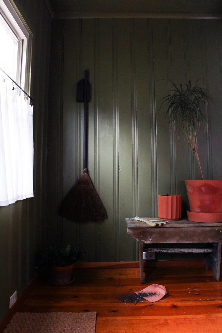 Dutch Broom Hanger
