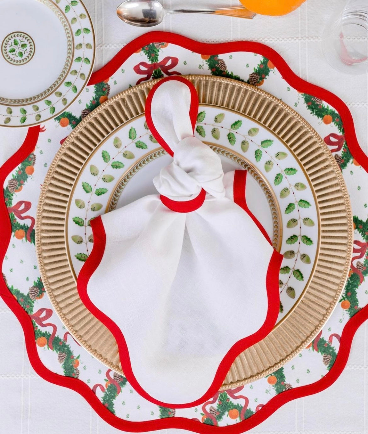 Round Scalloped Placemat in Holiday Wreath - Rosebud Red