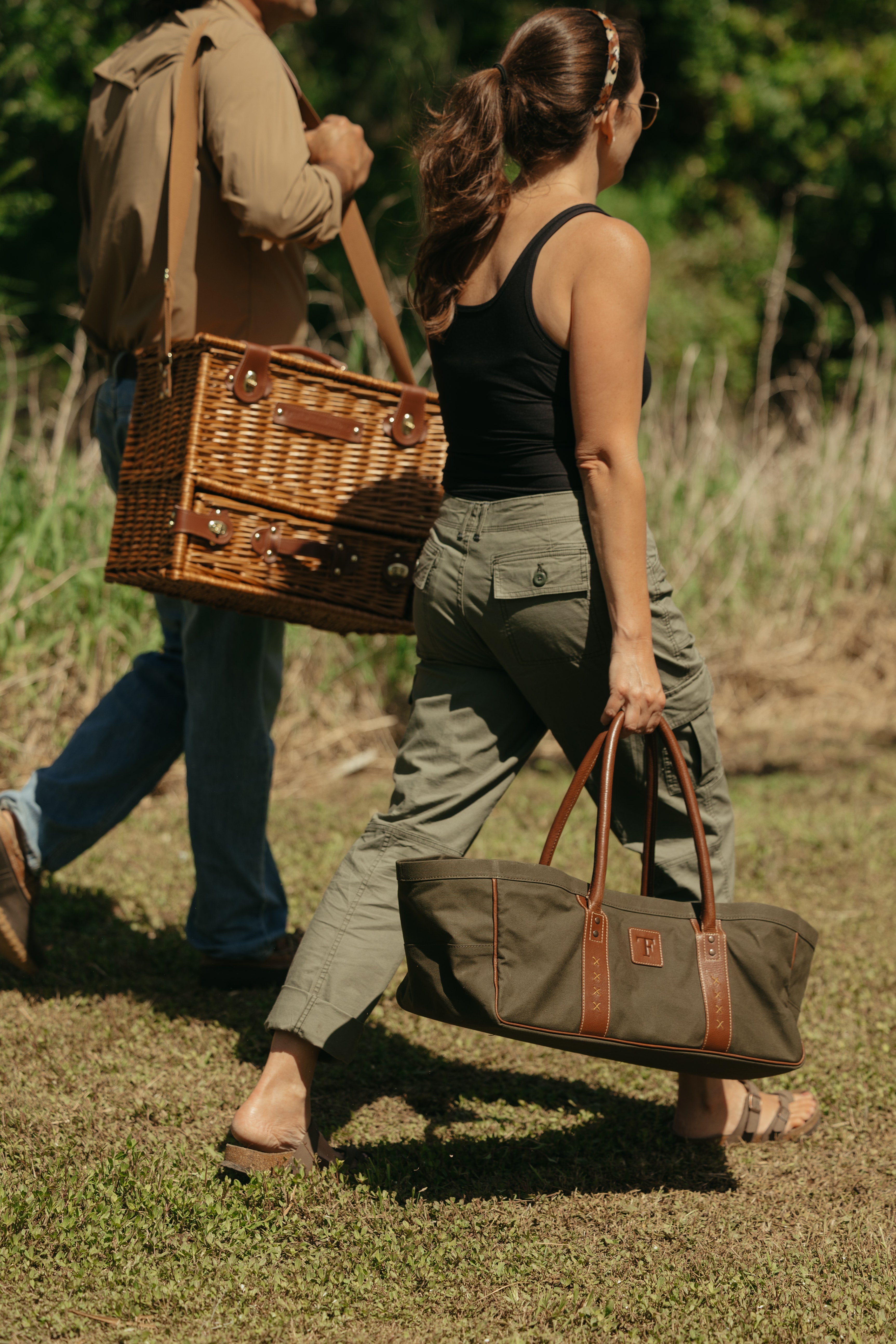 Field Traditions 4-Person Green Tweed Picnic Basket with Wine Drawer