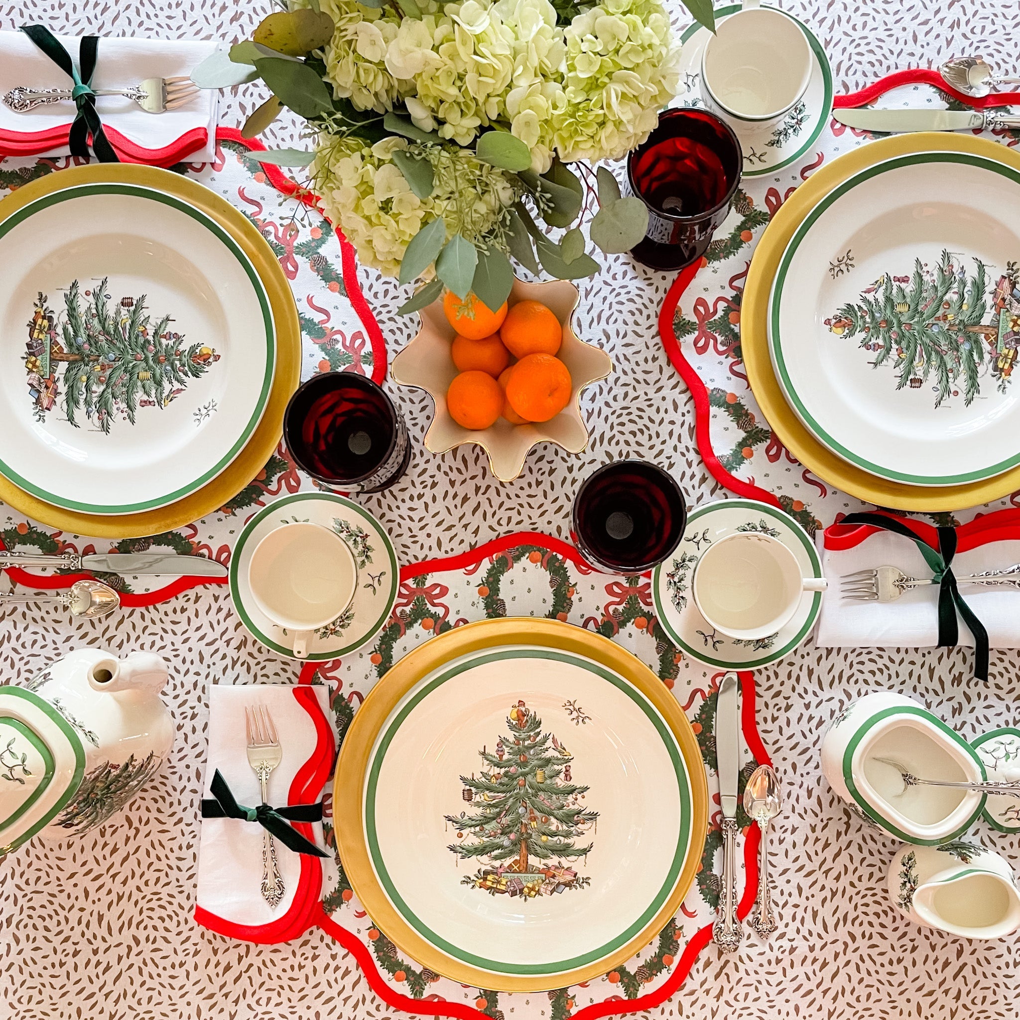 Round Scalloped Placemat in Holiday Wreath - Rosebud Red