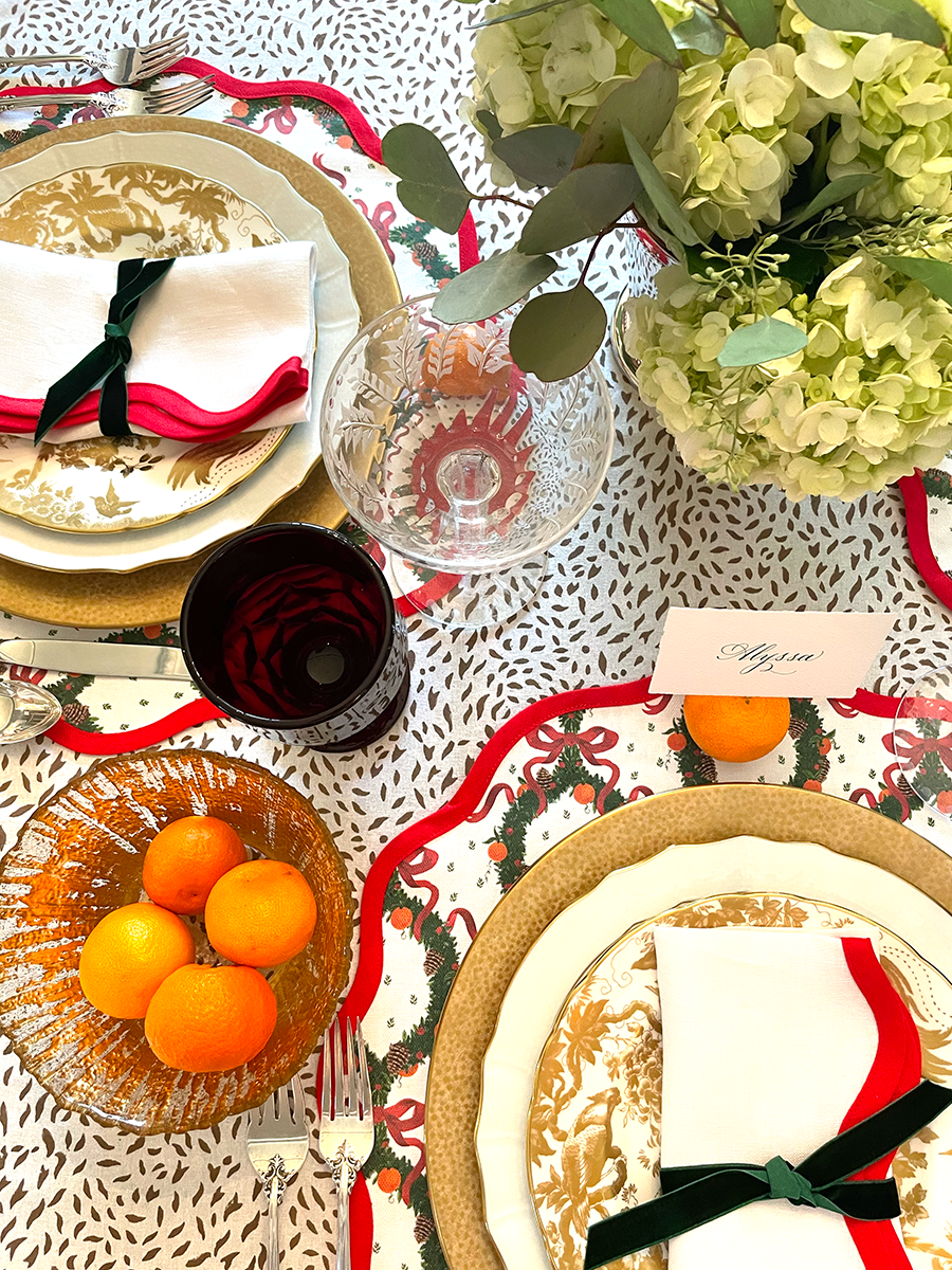 Round Scalloped Placemat in Holiday Wreath - Rosebud Red