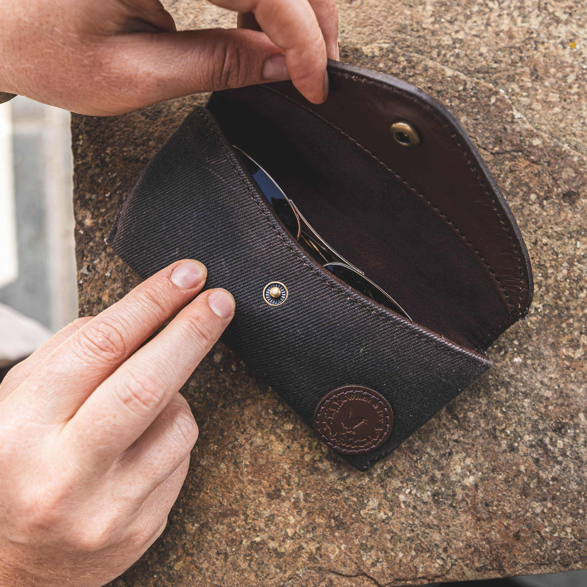 ESSENTIALS EYEWEAR CASE